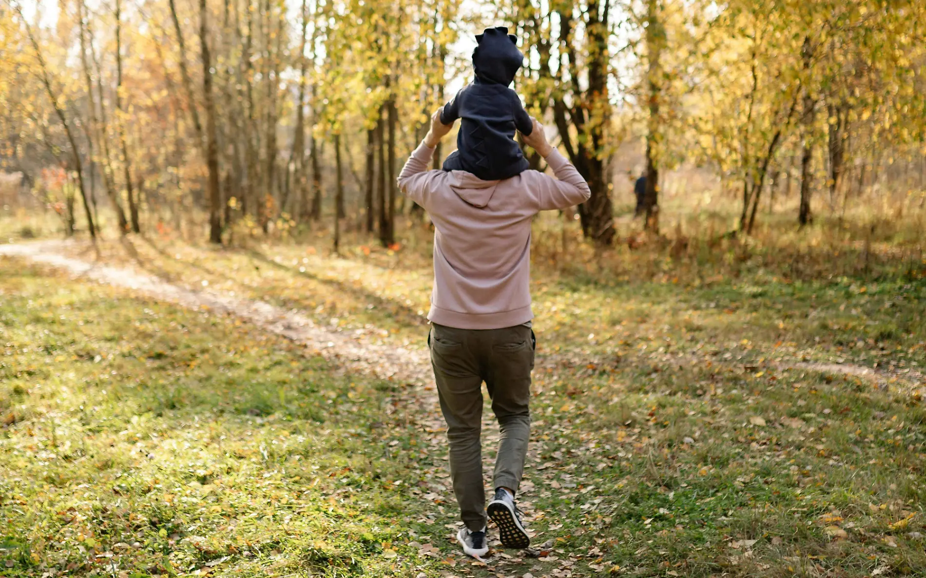 Hombre cargando a un niño